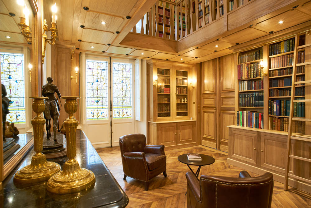 projet sur mesure design fabrication aménagement bibliotheque libray french castle oak chateau mayenne neoclassique chene coursive decoration interieur maison louis marie vincent fine furniture creation creation de mobilier ebenisterie gainerie covering cabinetmaking savoir faire français made in france maison louis marie vincent ateliers workshops sarthe villaines sous malicorne la flèche angers le mans sable sur sarthe pays de la loire paris