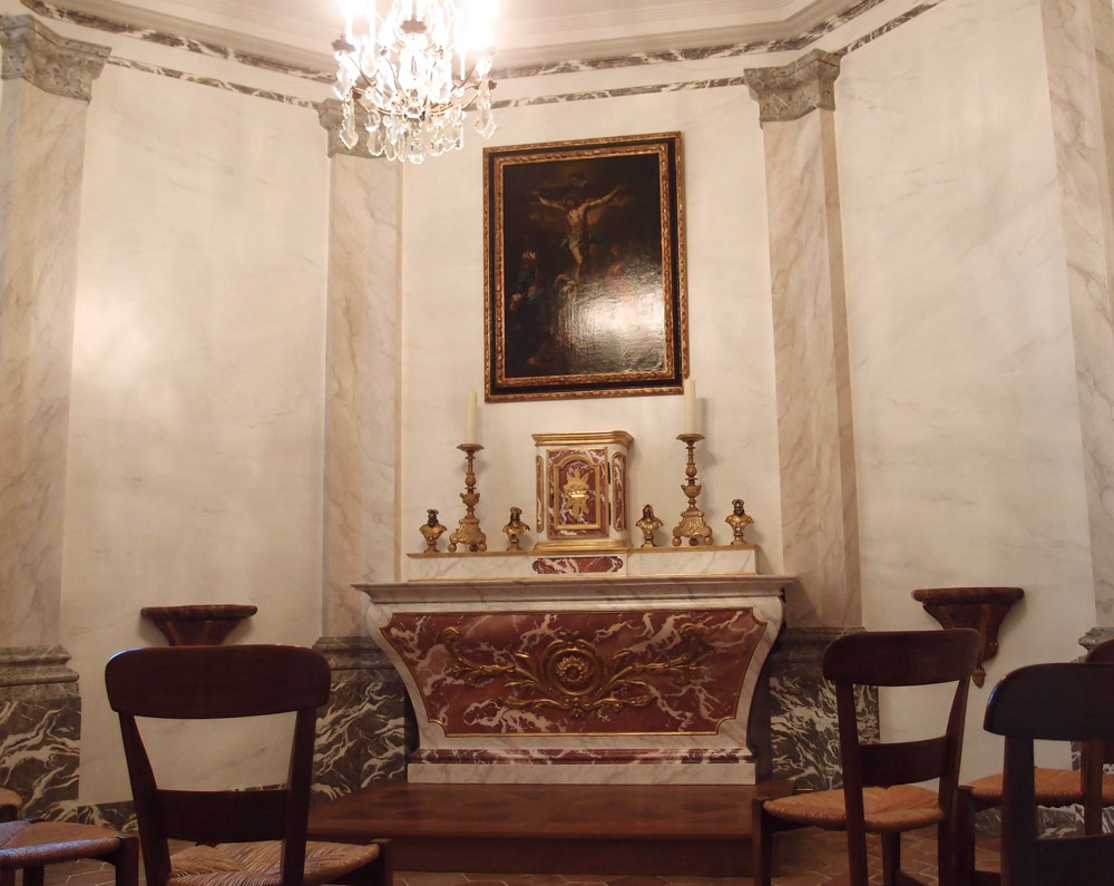projet sur mesure maison louis marie vincent tabernacle autel decoration interieur chapelle dorure faux marbre trompe oeil agneau pascal restauration de chapelle patrimoine restaurateur de meubles restauration de mobilier français mobilier liturgique fine furniture creation creation de mobilier ebenisterie gainerie covering cabinetmaking savoir faire français made in france maison louis marie vincent ateliers workshops sarthe villaines sous malicorne la flèche angers le mans sable sur sarthe pays de la loire bordeaux chateau gironde