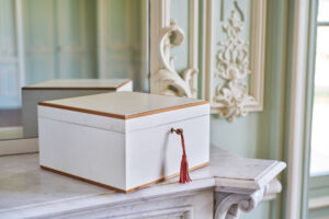 coffret bijoux jewellery box parchment parchemin mecanisme secret fine furniture creation creation de mobilier ebenisterie cabinetmaking savoir faire français made in france bespoke furniture custom made furniture maison louis marie vincent claire vincent sarthe pays de la loire angers le mans la fleche villaine sous malicorne