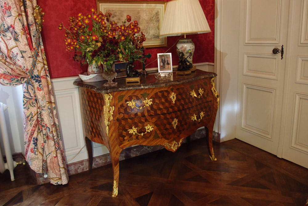 restauration de mobilier epoque fine furniture restoration restauration de meubles antique furniture mobilier ancien restaurateur de meubles ebeniste ebenisterie cabinet making commode epoque Louis XV duchesse albe marqueterie chest of drawers marquetry maison louis marie vincent ateliers workshops sarthe villaines sous malicorne la fleche museum quality