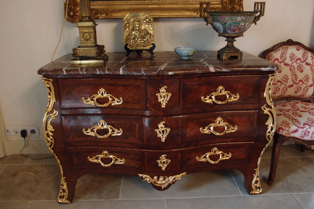 restauration de mobilier epoque fine furniture restoration restauration de meubles antique furniture mobilier ancien restaurateur de meubles ebeniste ebenisterie cabinet making commode tombeau epoque Louis XV marqueterie chest of drawers marquetry maison louis marie vincent ateliers workshops sarthe villaines sous malicorne la fleche pays de la loire bordeaux aquitaine quality museum chateau prestige