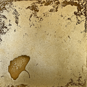 texture laiton brass ginkgo biloba decor echantillon sample matiere precieuse panneaux decoratifs wall decor interior design decoration home decor wall pannelling revetement mural mobilier sur mesure fine furniture cabinet making marqueterie luxe high end project restauration de meubles ebeniste art vernis au tampon paris londres new york moyen orient made in france fabrication française fait main museum quality furniture wall covering fine furniture of exception unique piece maison louis marie vincent claire vincent atelier villaines sous malicorne sarthe angers le mans la fleche sable pays de la loire ateliers d'art de france