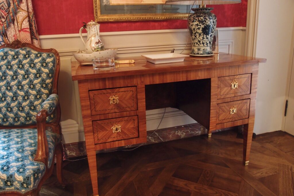 restauration de mobilier epoque fine furniture restoration restauration de meubles antique furniture mobilier ancien restaurateur de meubles ebeniste ebenisterie cabinet making coiffeuse epoque Louis XVI maison louis marie vincent ateliers workshops sarthe villaines sous malicorne la fleche museum quality