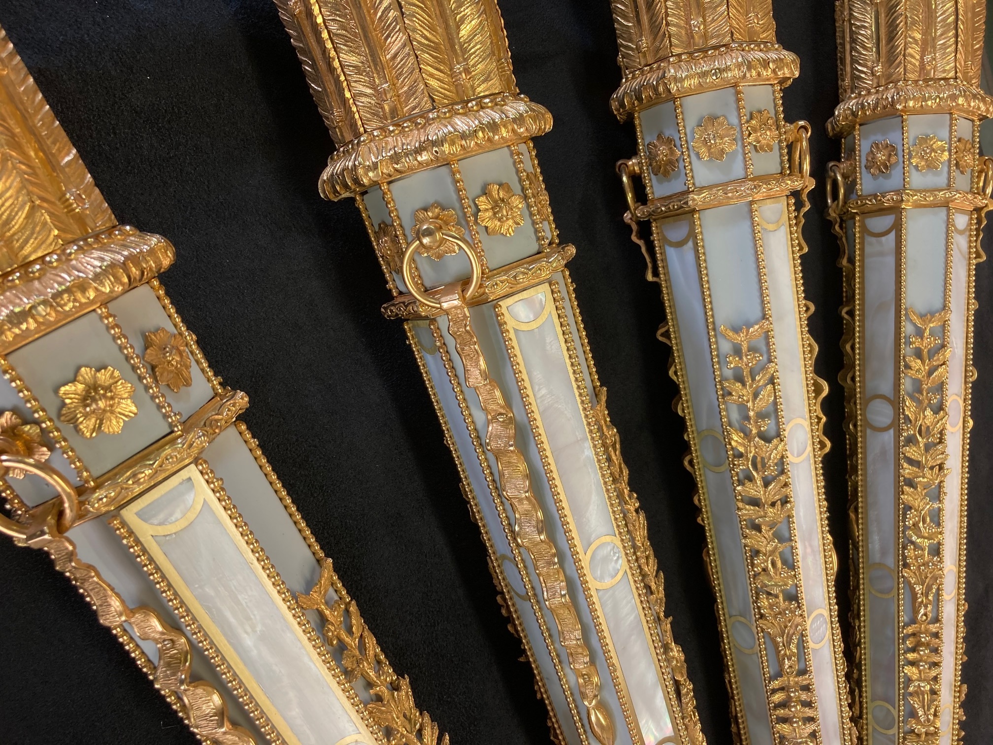 Pieds en marqueterie de nacre et laiton bonzes dorés copie du bureau de la Reine Marie-Antoinette Marie-Antoinette's desk mother-of-pearl and brass marquetry