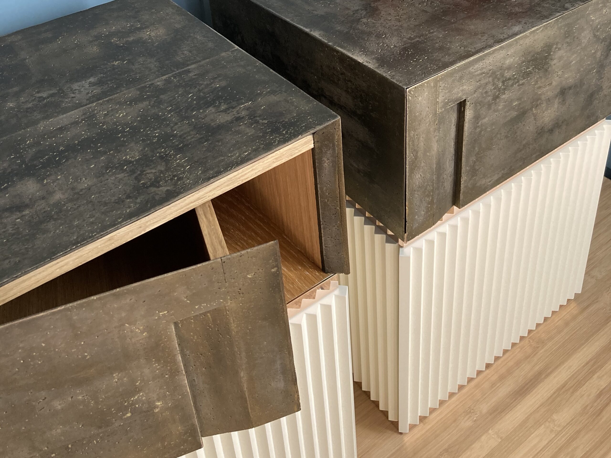 tables de chevet night table table de nuit liege laque dorure or rose cabinet making bespoke furniture elliott barnes interiors ebi paris cork gilding maison louis marie vincent ateliers workshops sarthe villaines sous malicorne la fleche pays de la loire angers le mans paris bordeaux